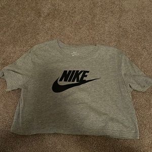 nike cropped workout tee